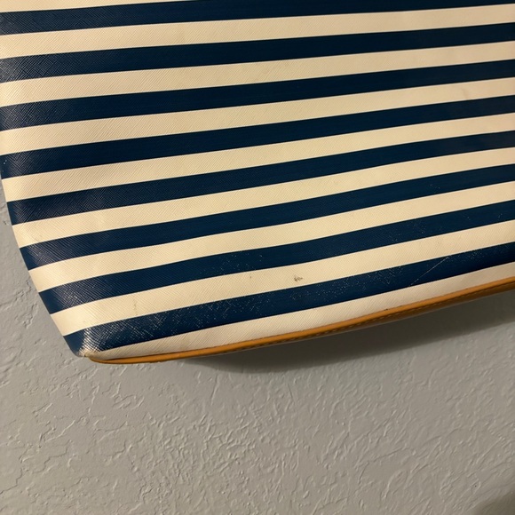 Blue and white bow graphic Kenneth Cole reaction tote back - flawed - Picture 2 of 12